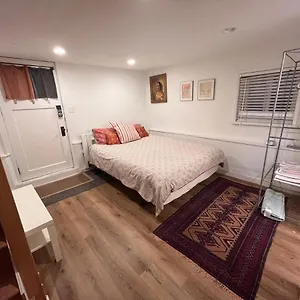 Neat, Compact, Private In A Lovely Neighbourhood , Vancouver Canada