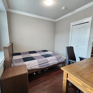 Rare Find Exquisitely New Quiet & Safe Skytrain Maison d'hôtes Vancouver