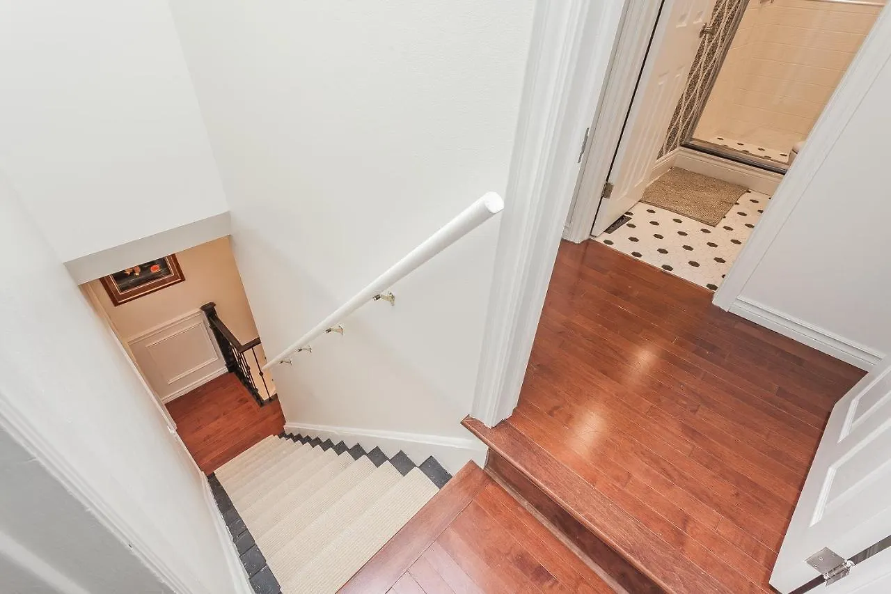 بيت ضيافة تورونتو E Residential Luxury Rental كندا